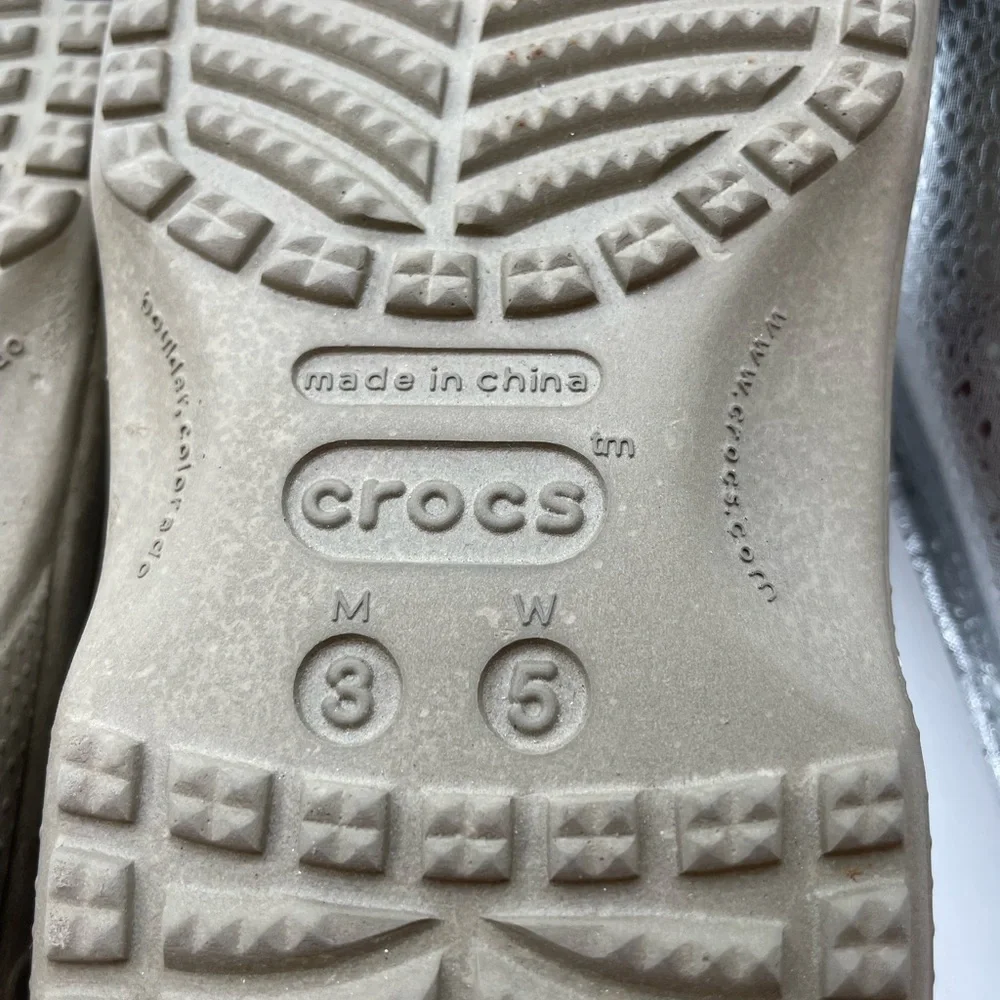 Crocs women’s tan clogs size 5 - Picture 9 of 9